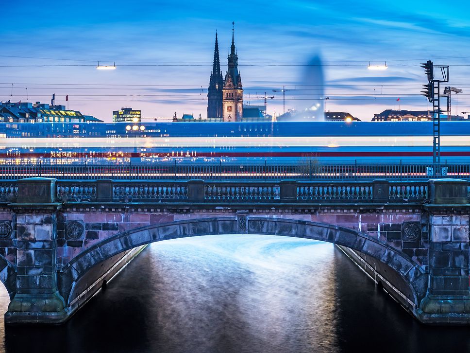 Die Lombardsbrücke trennt die Hamburger Aussen- von der Binnenalster. Ein Zug fährt durch.-Mediaserver Hamburg-© Mediaserver Ham