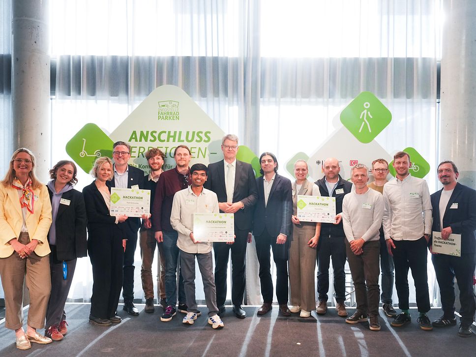Die Gewinnerteams auf der Bühne mit Bundesverkehrsminister Patrick Schnieder.